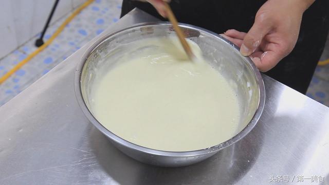 一盆面粉，几个鸡蛋，搅一搅，快速做早餐鸡蛋饼，柔软营养省时