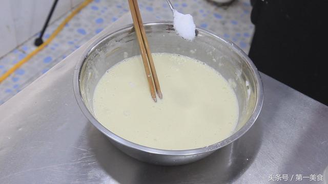 一盆面粉，几个鸡蛋，搅一搅，快速做早餐鸡蛋饼，柔软营养省时