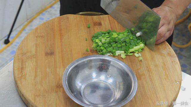 一盆面粉，几个鸡蛋，搅一搅，快速做早餐鸡蛋饼，柔软营养省时