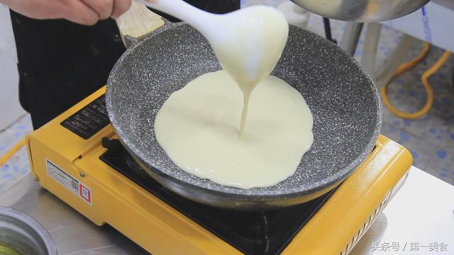 一盆面粉，几个鸡蛋，搅一搅，快速做早餐鸡蛋饼，柔软营养省时