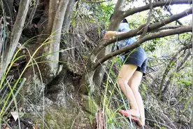 农村女人爬山，还穿着拖鞋，没想到是个高手，大家都看蒙圈了