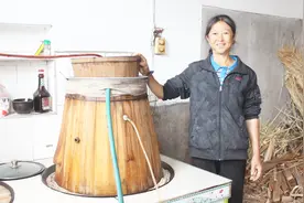 今天下雨，二喜妈妈在家酿白酒，50几度，还可以燃烧，你敢喝吗？视频封面