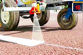 公路上的标识线为何画的那么直，这种画线机械大显神通