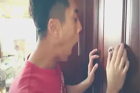 男子没换睡衣去开门开门一看敲门的是女神，立马关门快速换装视频封面