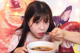 吃货悲惨吃“汤泡饭”，家里只有剩菜剩饭，但是妈妈做的永远好吃