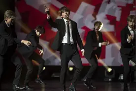 韩国最红偶像团体亮相法国 台下法国美女激动到晕倒丨交叉点看视频封面