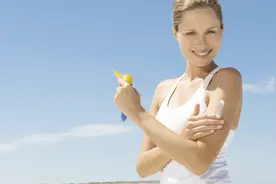 夏天被晒黑怎么办？两个步骤晒后修复很快白回来！