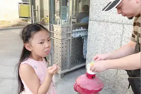 试吃神奇的“冒烟冰淇淋”，一口咬下去，就会喷出很多烟雾