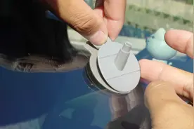 修复汽车玻璃小裂纹 不用再花200元！视频封面