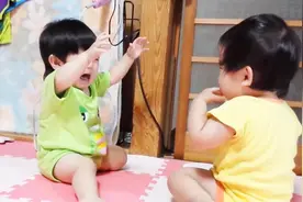 妹妹突然哭起来，姐姐不知所措跟着大哭，你们这么怎么可爱