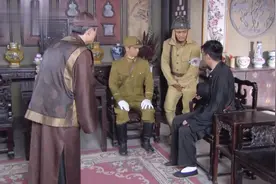 男子假扮小鬼子，尿急不敢直说，用手捂住裤裆，同伴秒懂视频封面