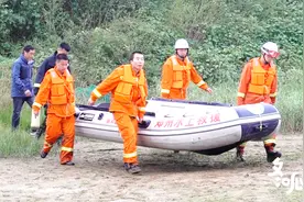 实拍水上救援队潜入黄河捞尸，深入河底和尸体面对面，队员被吓懵视频封面