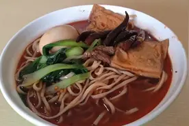 美食：安徽小伙教你做最正宗的牛肉板面！视频封面