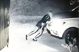 停车忘拉手刹致车辆溜坡 女子徒手把车顶回原位视频封面