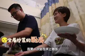 一家四口蜗居24㎡，儿子睡客厅爸妈睡3㎡厨房，每天洗被子！图片