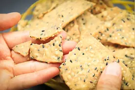面点师告诉你“炸麻叶”香酥焦脆的秘诀，技巧原来都在和面上视频封面