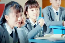 小伙因为太帅转学，新学校又迷倒一群女同学，怕是又要转！视频封面