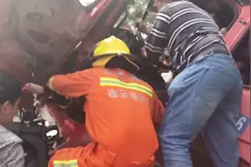 集装箱货车追尾司机被困 消防员紧急施救视频封面
