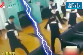 一家银行正在开会，突然天花板上掉下一条大蟒蛇，吓坏职员视频封面