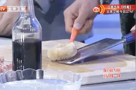 在菜板上剁一次肉有多脏？怎样清洗除菌效果最好？大医生告诉你视频封面