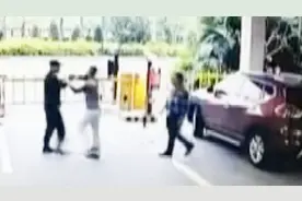 广西：超时停车多催了几句 保安就被男子打倒在地 打出血都不收手视频封面