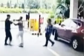 广西：超时停车多催了几句 保安就被男子打倒在地 打出血都不收手视频封面