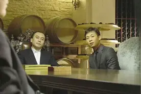 有钱就是任性，老总随便一瓶红酒就是十万，张译听见价格瞬间傻了视频封面