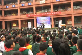 有了32架电子琴 孩子们距离音乐梦想更近了图片