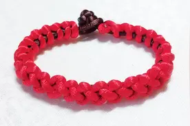 一款看着复杂，其实编织很简单的手链，一起来看看吧视频封面