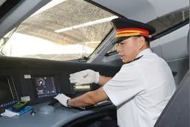 为什么高铁司机手语那么多，而且每30秒还要踩一次踏板？涨知识了视频封面