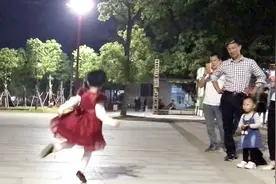 4岁小姑娘广场上跳《花桥流水》引路人围观，小孩子怎么跳都可爱