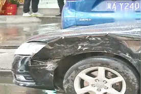 当右转遇上直行，谁将承担最后的责任？双方意见不一！视频封面