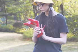 学生妹第一次穿高跟鞋，形象大变，以为交上桃花运，结果哭笑不得视频封面