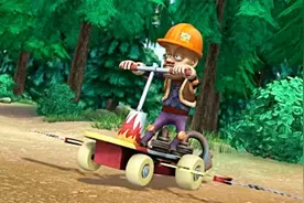 熊出没：强哥改装锯树滑板车，即能砍树还能追熊，工作娱乐两不误