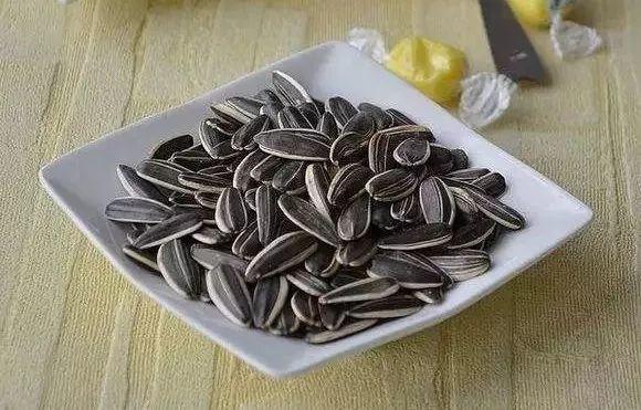 吃剩的海鲜壳可别扔，铺一层在盆底，长寿花长满花骨朵！