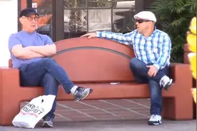 爆笑恶搞：戴耳机讲电话，路人以为和自己闲聊，这就尴尬了