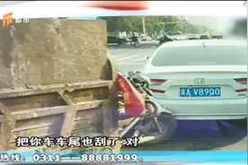 “三无”摩托鬼探头，先撞上奔驰又刮伤雅阁，殃及两车视频封面