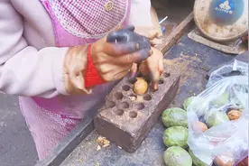 实拍兰州街头小贩卖鲜核桃，用这种神器砸核桃一秒一个，太好用了视频封面