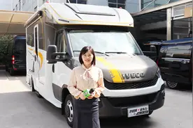 这款“伟昊房车”一共有四张床+两个会客区，叹服设计师的创意！