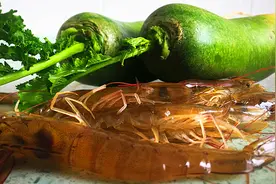 2个萝卜10只虾，王小闹做烟台特色美食，萝卜丝粉丝炖虾，很下饭