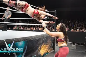 2018梅杨女摔经典争霸赛四强争夺：普拉佐向紫雷释放德式背摔视频封面