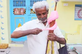 印度老人徒手捏糖，能做出各种形状，网友：左手做的敢吃吗？视频封面