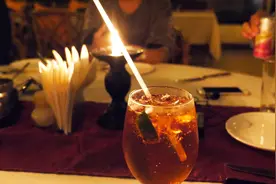 在非洲与印度人吃一顿晚餐，喝一杯马拉维当地的饮料视频封面