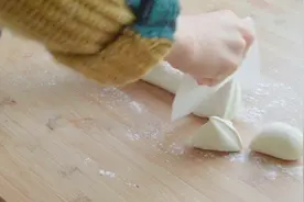 花样馒头最日常的做法，只用白面团就行，两三下就能做一锅