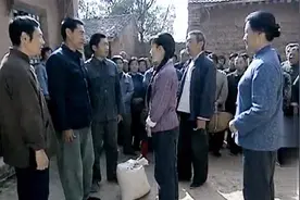 男子救了姑娘，全家人上门感谢，让女儿给恩人跪下磕头视频封面