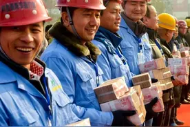 农民工的月薪上万买不起房，公务员月薪三千却有车有房，为什么？图片