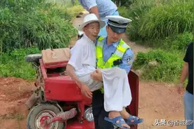 「我为群众办实事」老人骑三轮车翻车 城区交警暖心救助图片