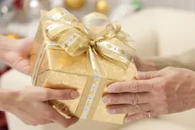 在职场，要学向领导送礼物的小诀窍，留着以后用图片