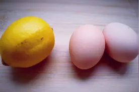 柠檬不用泡水喝，教你一个新吃法，往里磕个鸡蛋，搅一搅，吃美了视频封面