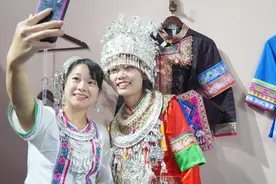 西瓜嘉年华现场，成成穿上秋子的侗族嫁妆！真是太美了